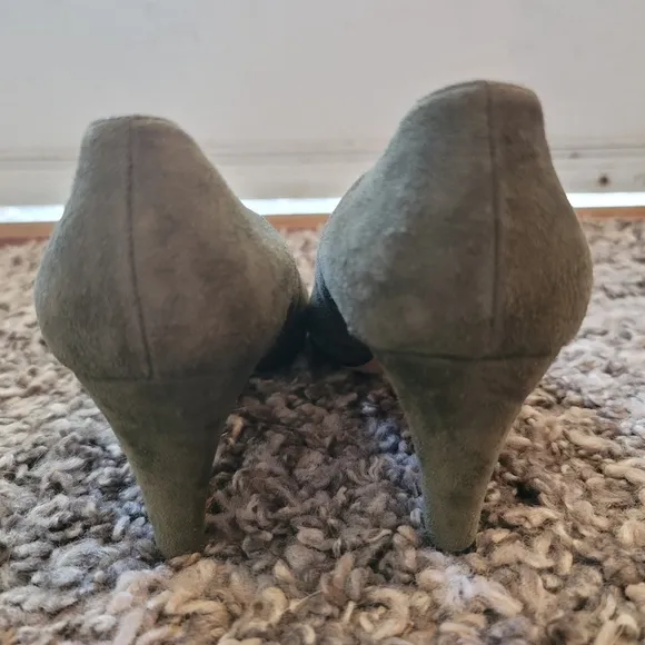 * Host Pick * Vintage St John Olive Green &amp; Pink Suede Heels