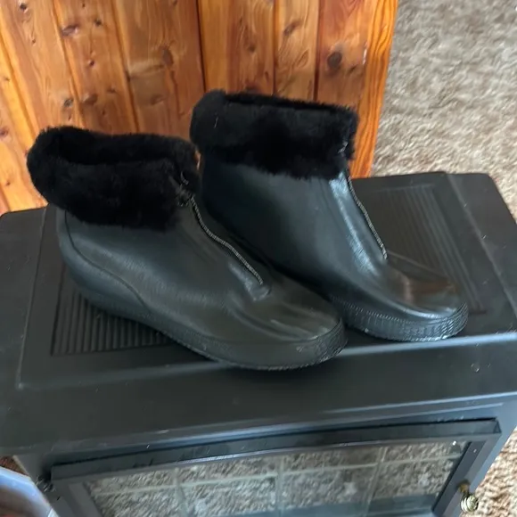 💜💜 LACROSSE  Short Black Rubber Boots Faux Fur Trim Ladies Size 10