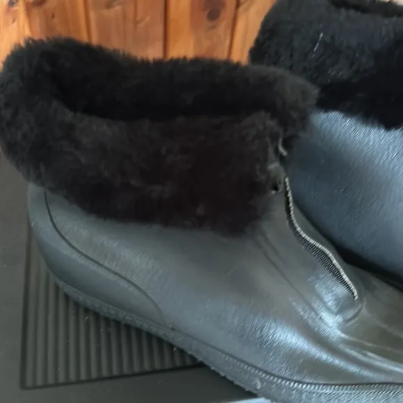 💜💜 LACROSSE  Short Black Rubber Boots Faux Fur Trim Ladies Size 10