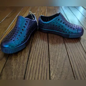 🆕 NWT NIB iridescent Jefferson style perforated EVA slip ons by Native shoes