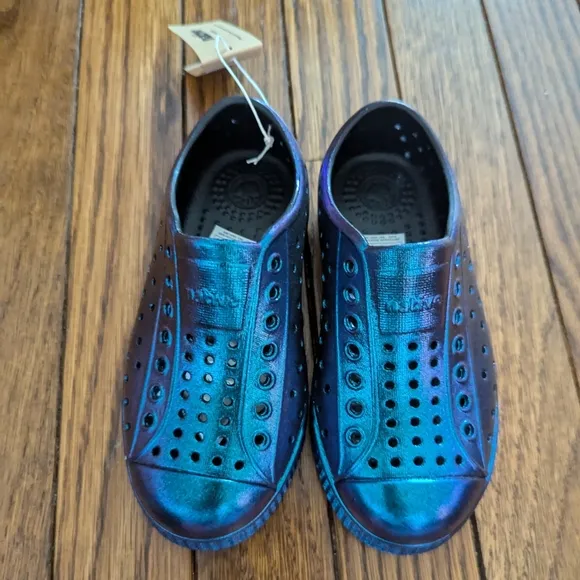 🆕 NWT NIB iridescent Jefferson style perforated EVA slip ons by Native shoes