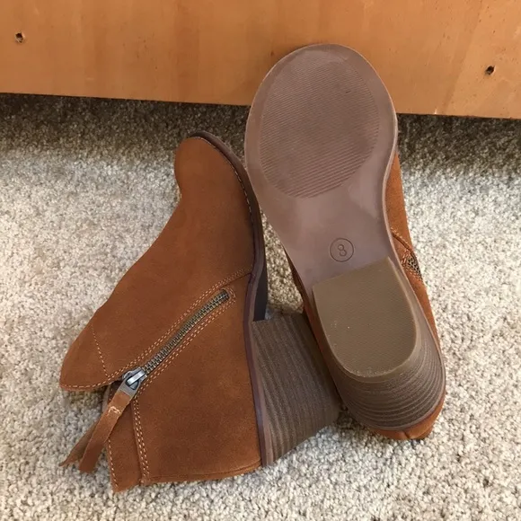 206 collective SZ 8, camel faux suede boots.