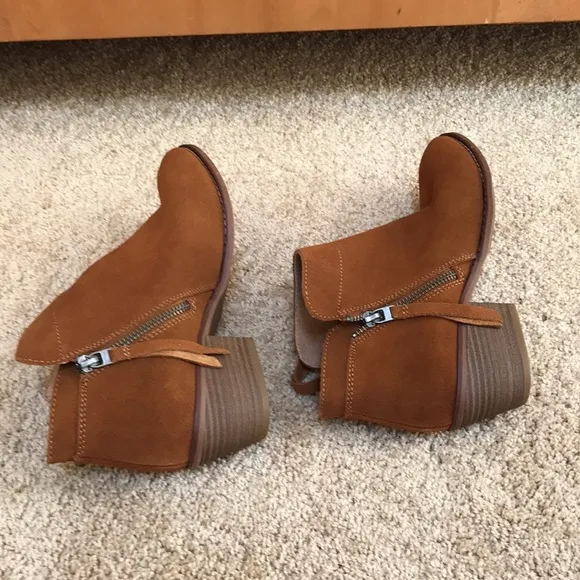 206 collective SZ 8, camel faux suede boots.