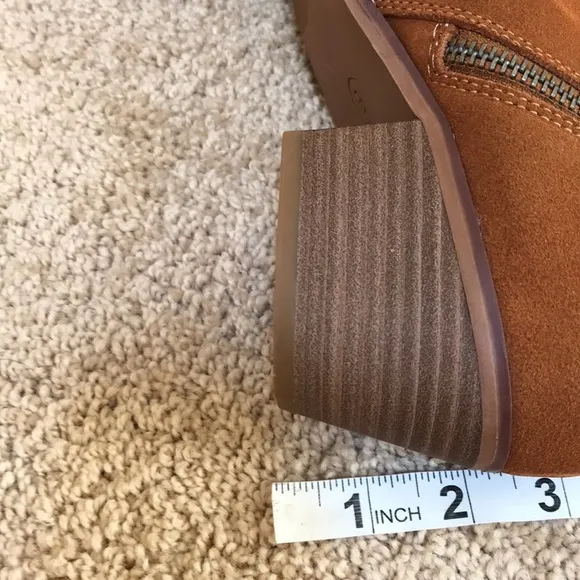 206 collective SZ 8, camel faux suede boots.