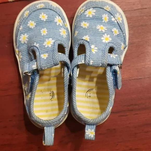 6 Pair of Size 5 Toddler shoes
