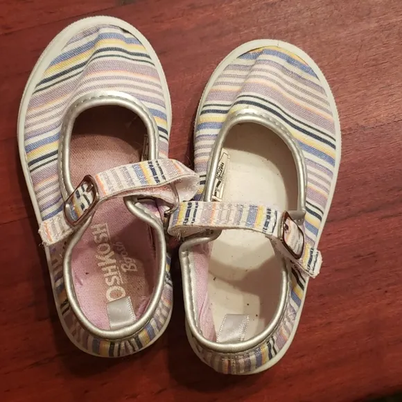 6 Pair of Size 5 Toddler shoes