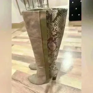 6M Cosmopolitans snake skin brown suede boots. Brand New without tag
