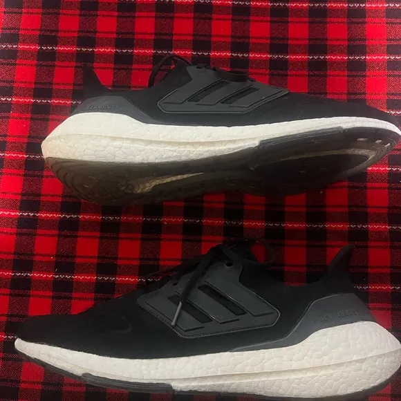 Adidas Men's ultra boosts 22 Black Running Shoes