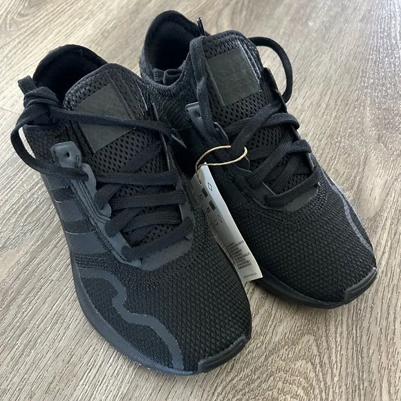 adidas Originals Unisex Kids Swift Run Essential Sneakers Shoes Size 4 Big