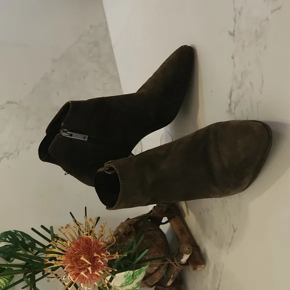 Aquatalia Size 7 Olive Green Suede Ankle Boots/Booties
