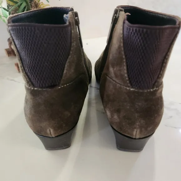 Aquatalia Size 7 Olive Green Suede Ankle Boots/Booties