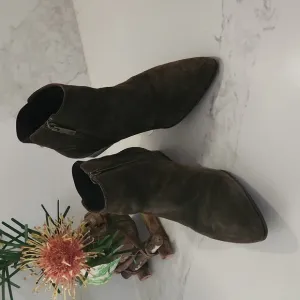 Aquatalia Size 7 Olive Green Suede Ankle Boots/Booties