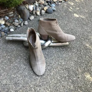 Aquatalia Taupe Tan Suede Leather Perforated Ankle Boots Booties Back Zip 9