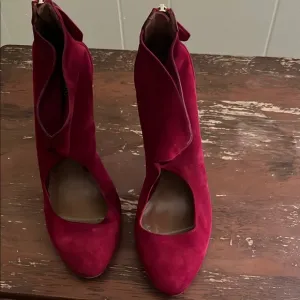 Aquazzura Elegant Red Suede Women's Shoes
