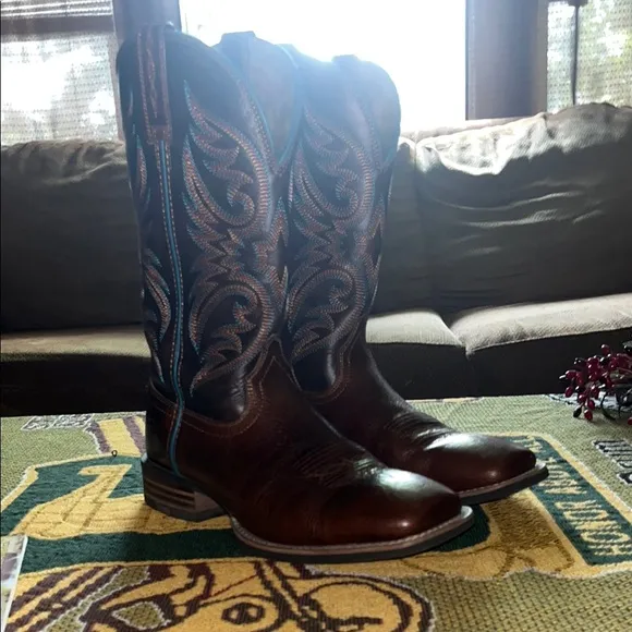 Ariat Ricochet Western Cowboy Boots with blue Intricate Stitching. Rubber sole.