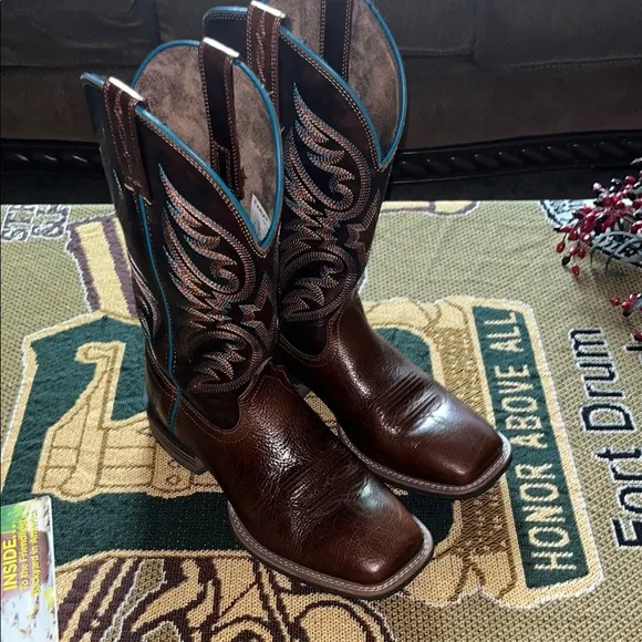 Ariat Ricochet Western Cowboy Boots with blue Intricate Stitching. Rubber sole.