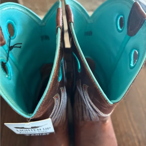 Ariat Western Boots NWT in box with Turquoise Details