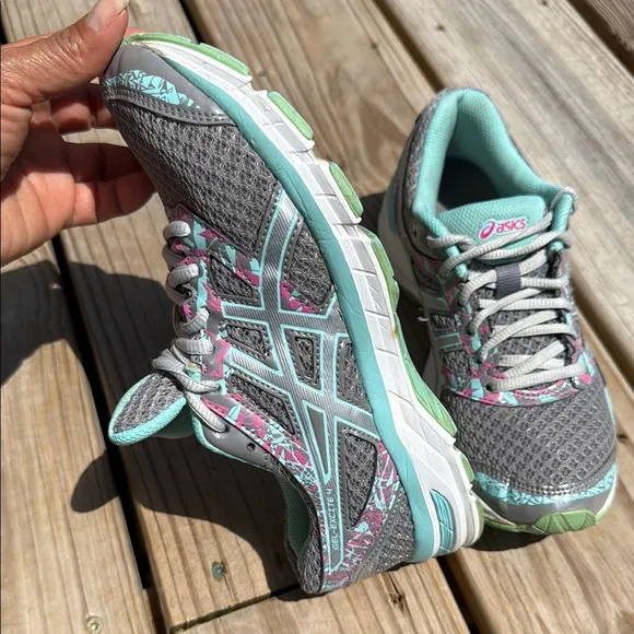 ASICS Size 7 Gray and Green Athletic Shoes with Breathable Mesh