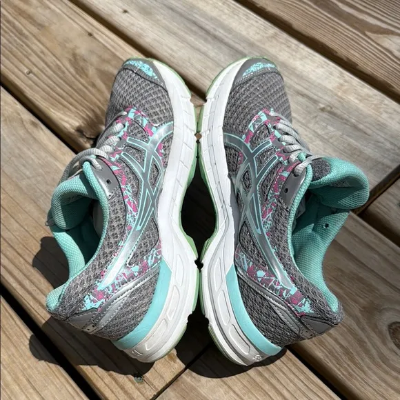 ASICS Size 7 Gray and Green Athletic Shoes with Breathable Mesh