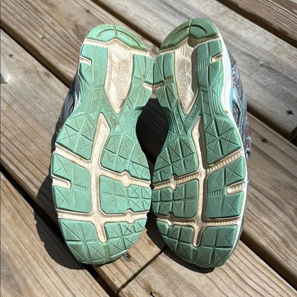 ASICS Size 7 Gray and Green Athletic Shoes with Breathable Mesh