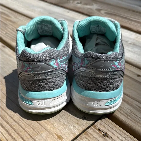 ASICS Size 7 Gray and Green Athletic Shoes with Breathable Mesh
