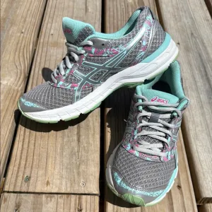 ASICS Size 7 Gray and Green Athletic Shoes with Breathable Mesh