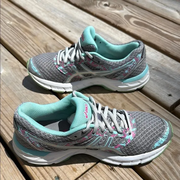ASICS Size 7 Gray and Green Athletic Shoes with Breathable Mesh