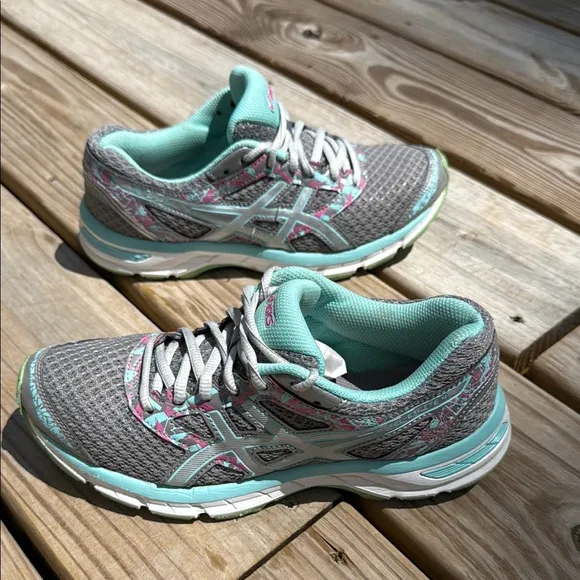 ASICS Size 7 Gray and Green Athletic Shoes with Breathable Mesh