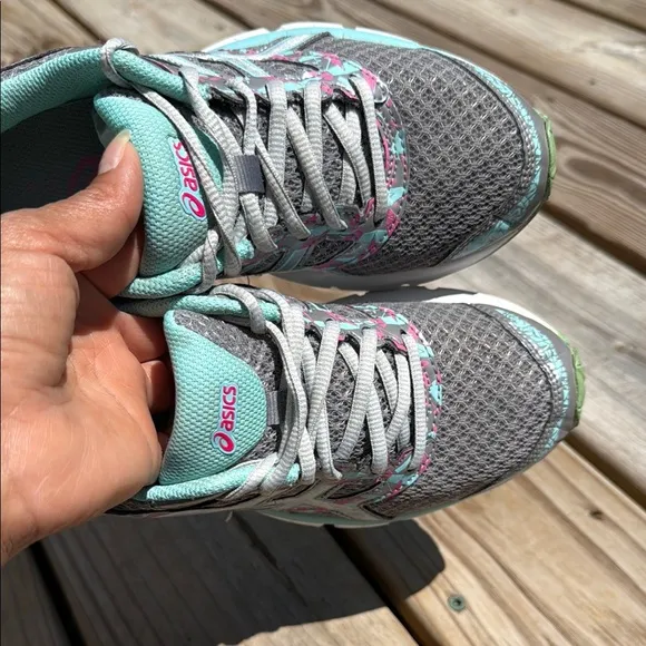 ASICS Size 7 Gray and Green Athletic Shoes with Breathable Mesh