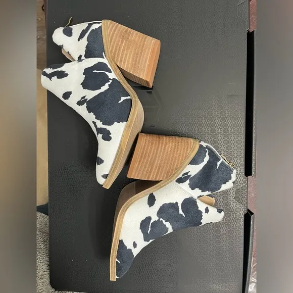Barn babe black and white cow print booties size 7