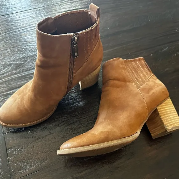 Blondo NOA waterproof suede boots. Color is camel suede. Size 10