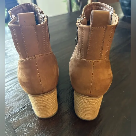Blondo NOA waterproof suede boots. Color is camel suede. Size 10