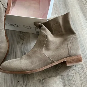 BODEN Ankle Suede Boots