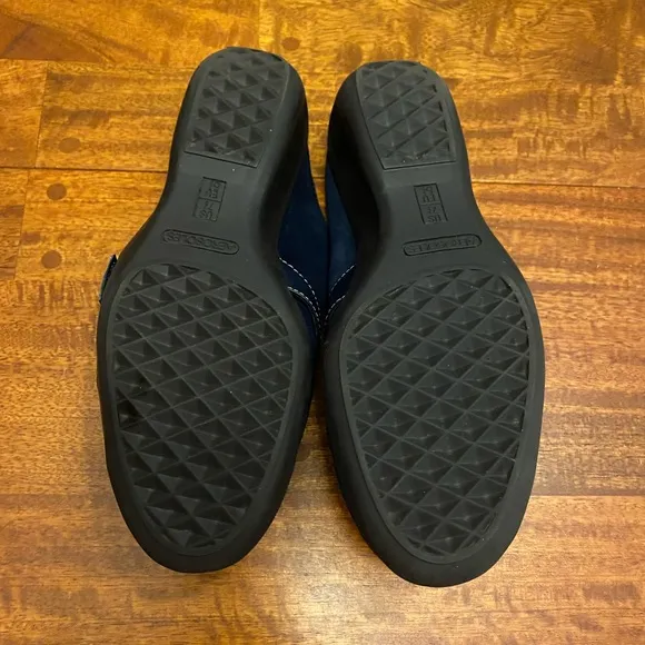 BOGO 2 Pairs of Aerosoles Suede Clogs (1 Brown, 1 Blue) Size 7.5M