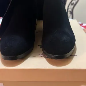 BONAVI suede boots