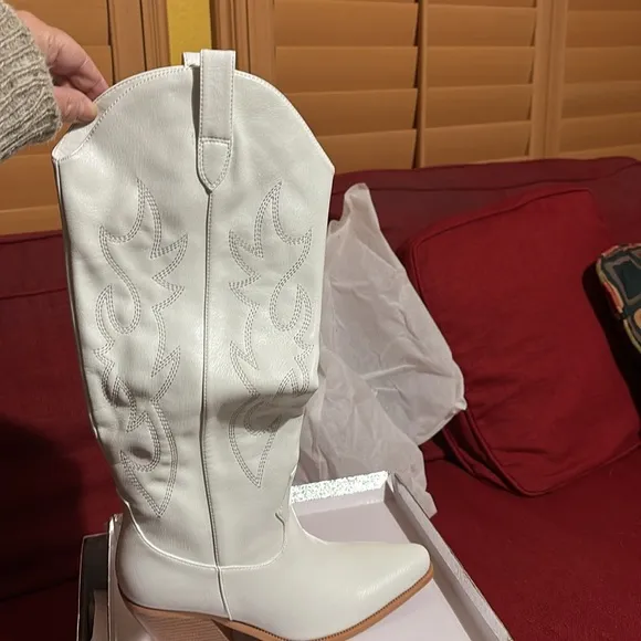 Brand new never worn western cowboy boots. Faux leather.