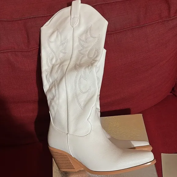Brand new never worn western cowboy boots. Faux leather.