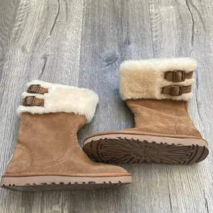 Brand New UGG Australia Kids Aleyah Chestnut Suede Sheepskin Buckle Pull On Boot