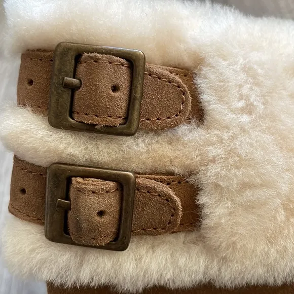 Brand New UGG Australia Kids Aleyah Chestnut Suede Sheepskin Buckle Pull On Boot