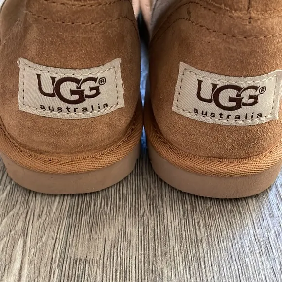 Brand New UGG Australia Kids Aleyah Chestnut Suede Sheepskin Buckle Pull On Boot