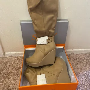 BRAND NEW WEDGE KNEE HIGH BOOTS Size 8 Tan very pretty for fall &amp; wint…