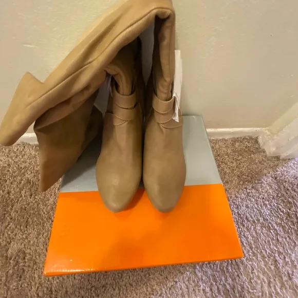 BRAND NEW WEDGE KNEE HIGH BOOTS Size 8 Tan very pretty for fall &amp; wint…