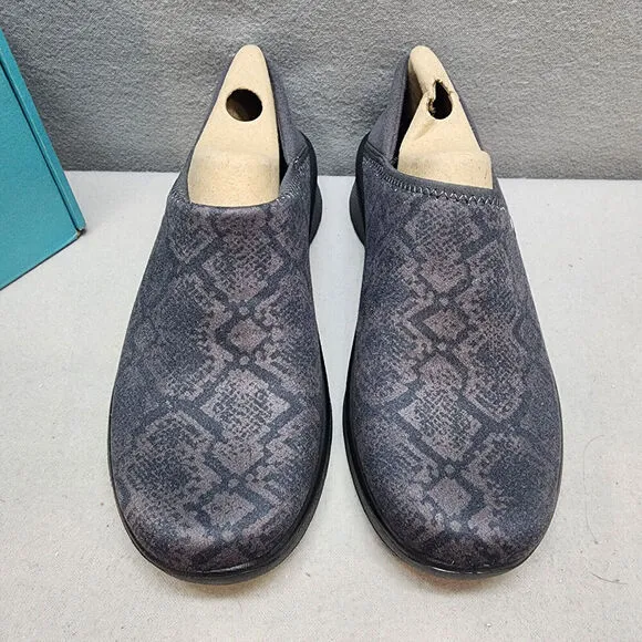 Bzees Getaway Women's Athletic Gray Snake Slip-ons Sz 5 M - NIB