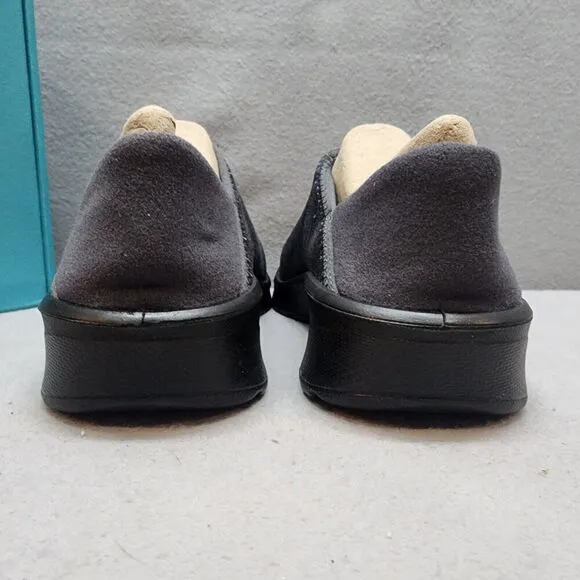 Bzees Getaway Women's Athletic Gray Snake Slip-ons Sz 5 M - NIB