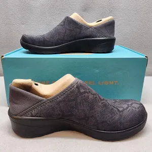 Bzees Getaway Women's Athletic Gray Snake Slip-ons Sz 5 M - NIB
