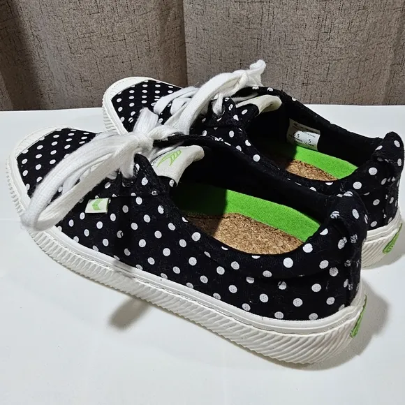 Cariuma-Oca Low Black Canvas Shoes, Women's Size 6.5
