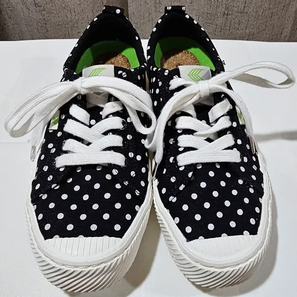 Cariuma-Oca Low Black Canvas Shoes, Women's Size 6.5