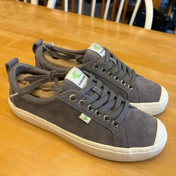 Cariuma suede sneakers charcoal lace-up new in box Women’s 9.5 Men's 8
