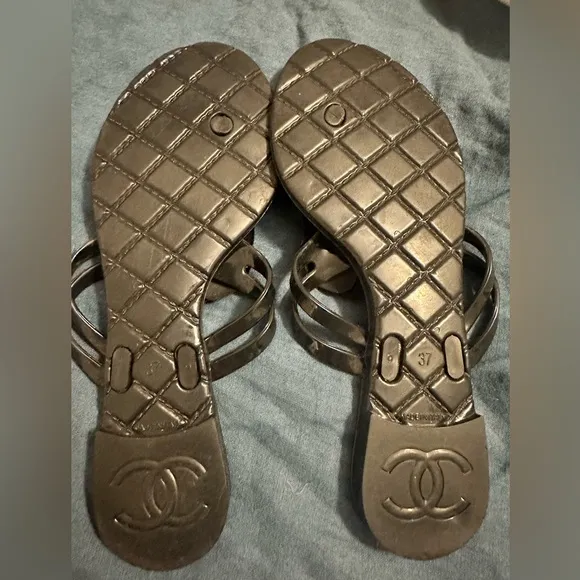 CHANEL BLACK FLOWER RUBBER SANDALS