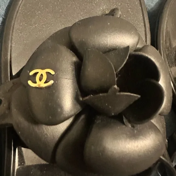 CHANEL BLACK FLOWER RUBBER SANDALS